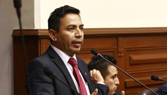 El congresista César Gonzales, que renunció ayer a la bancada de Somos Perú, se desempeña también como presidente de la Comisión de Ética del Parlamento. (Foto: Congreso de la República).