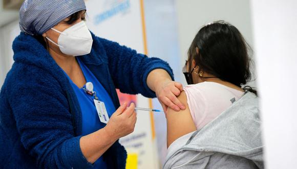 Chile ha desplegado uno de los procesos de vacunación contra la covid-19 más exitosos del mundo, que a día de hoy alcanza a más del 84% de la población objetivo con una dosis y a casi el 75% con dos inyecciones. (Foto: Javier Torres / AFP)