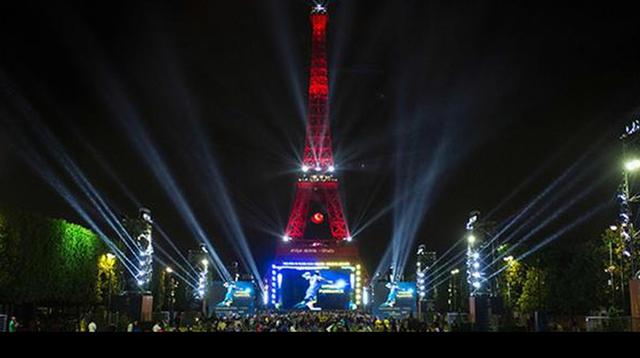 Francia: Torre Eiffel se une al dolor por el ataque en Turquía - 2