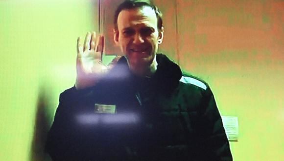 La figura de la oposición rusa encarcelada Alexei Navalny se ve en una pantalla a través de un enlace de video desde su colonia penal antes de una audiencia. (Foto de Kirill KUDRYAVTSEV / AFP)