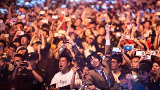 Los chinos salen en masa a las calles y asisten a conciertos sin miedo a la pandemia de coronavirus