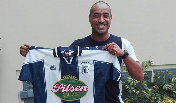 Bujica en el 2014 con la famosa camiseta de Alianza Lima con la que lograron el título en 1997. (Foto: Facebook)