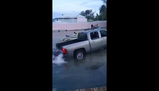 En EE.UU. se vivió un momento surrealista cuando unos pescadores lograron sacar una camioneta del agua. El video llegó a Facebook y no tardó en volverse viral. (Foto: captura)