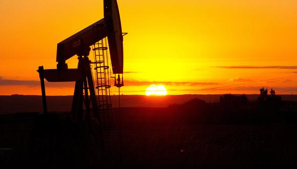 El precio del petróleo intermedio de Texas (WTI) abrió este lunes con una bajada del 0,86 %, hasta los 84,92 dólares el barril, en medio de una gran tensión en Oriente Medio | Foto: AFP / KAREN BLEIER