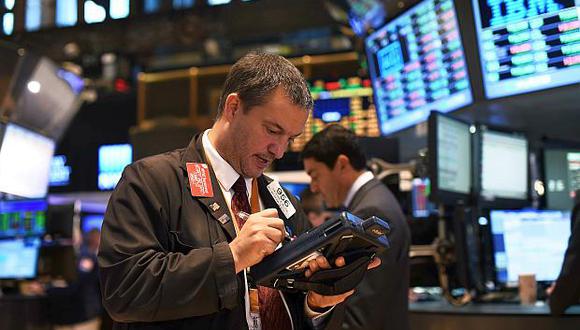 El indicador S&amp;P 500 anotaba una avance de 0.42% hasta los 2,883.66 enteros en las primeras operaciones en Wall Street. (Foto: AFP)