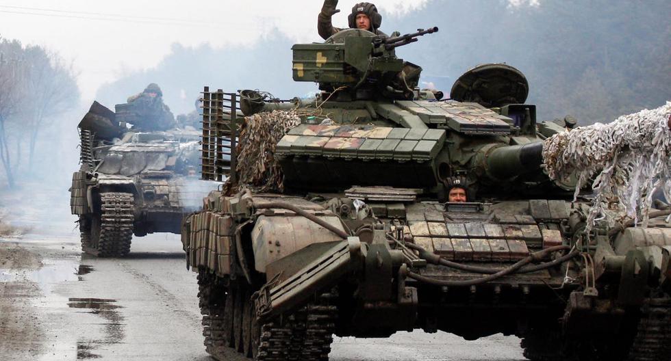 Militares de Ucrania viajan en tanques hacia la línea del frente con las fuerzas rusas en la región de Lugansk, el 25 de febrero de 2022. (ANATOLII STEPANOV / AFP).