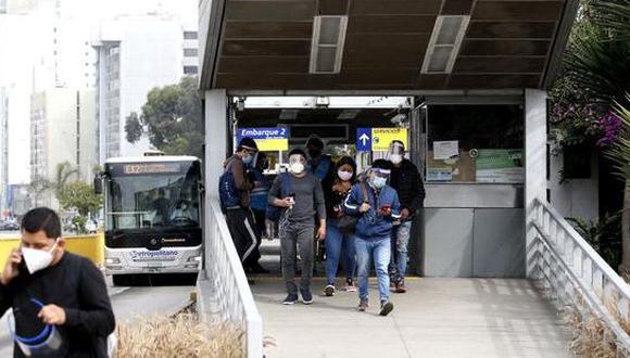 ATU señaló que se pondrá en circulación más buses este domingo, incrementando los despachos y disminuyendo el tiempo de espera en paraderos, a fin de prevenir los contagios. (Foto: El Comercio)