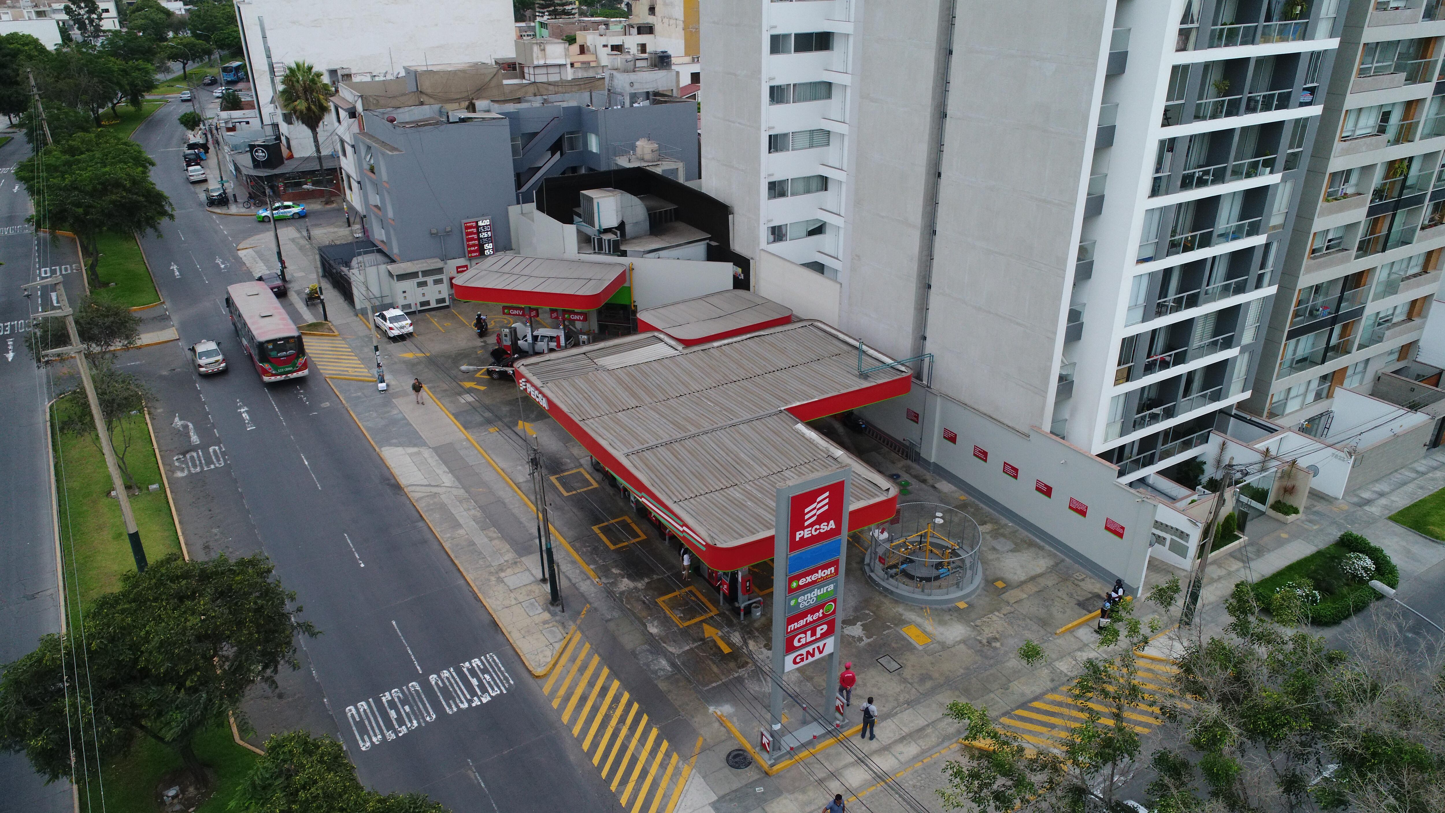 Este Pecsa de la primera cuadra de la avenida Ayacucho, en Surco, ha sido clausurado tres veces por la comuna distrital por ruidos molestos. La compresora que instalaron en el techo de la tienda del establecimiento es la causante de los ruidos (Foto: Carlos Hidalgo).