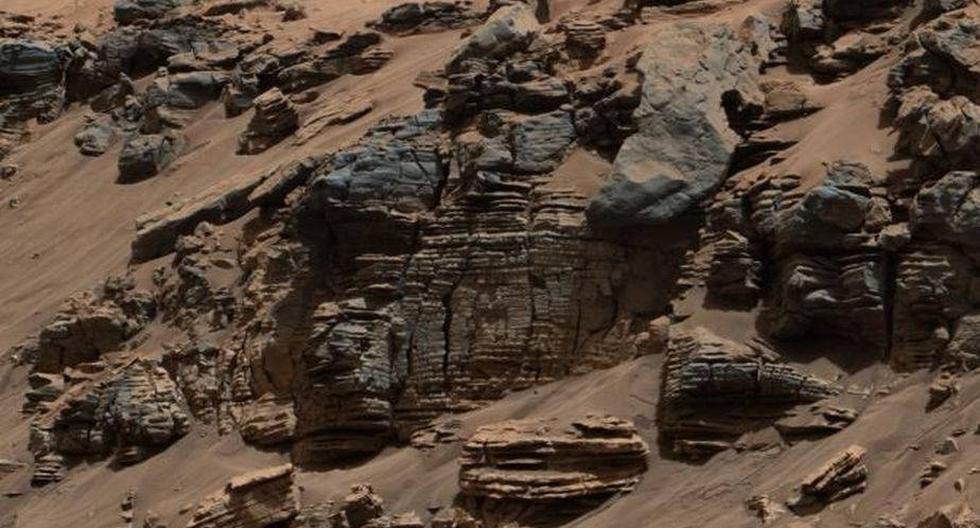 Esta roca uniformemente acodada proyectada en 2014 por *Curiosity* de la NASA muestra un patrón típico de un depósito sedimentario cerca de donde el agua que fluye entró en un lago. Las partes superficiales y profundas de un antiguo lago marciano dejaron diferentes pistas en el barro formado por depósitos de lagos. (Foto: NASA/JPL-Caltech/MSSS)