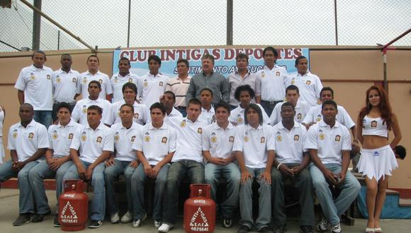 Foto de equipo de inti Gas para su primera temporada en la máxima categoría, en 2009. Nótese los dos balones de gas, propiedad del dueño del equipo. (Foto: José Lara / Archivo GEC)