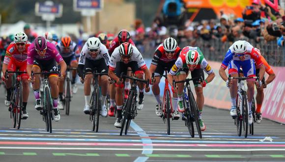 El polémico sprint final que consagró al ciclista colombiano Gaviria en una etapa del Giro de Italia | VIDEO. (Foto: AFP)