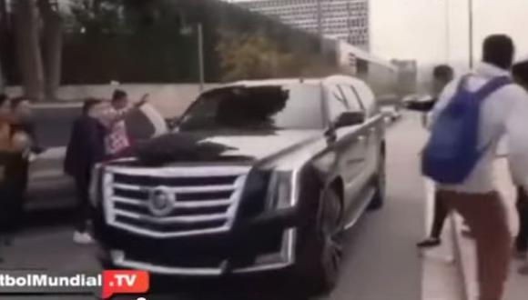 YouTube: Lionel Messi casi arrolla hinchas con su auto (VIDEO)