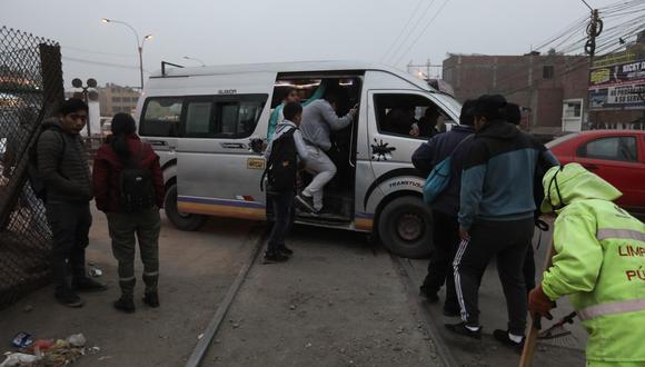 En el límite de Huachipa con Santa Clara las unidades de transporte se paran en medio de las vías del ferrocarril para recoger y dejar pasajeros. No hay fiscalización municipal. (Foto: El Comercio)