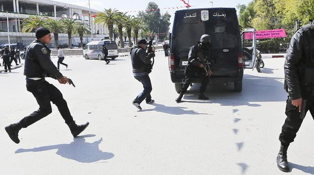 Impresionante despliegue policial ante toma de rehenes en Túnez - 7