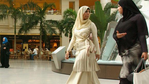 Imagen referencial. Dos mujeres kuwaitíes caminan en un centro comercial del país del Golfo Pérsico. AP
