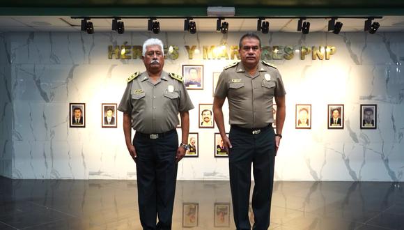 A la izquierda, el general PNP Luis Jesús Flores Solís. A la derecha, el general PNP Óscar Arriola Delgado. 
Foto: PNP
