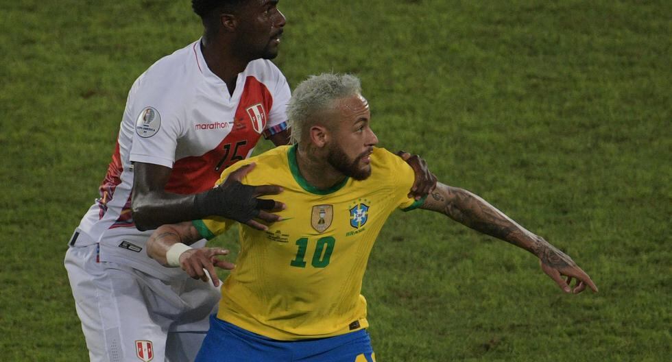 Christian Ramos marcando a Neymar. En esa jugada se ganó la amarilla. (Photo by CARL DE SOUZA / AFP)