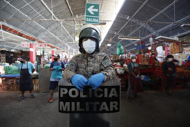 El ministro de Defensa, Walter Martos, informó que este miércoles 13 la Municipalidad de Los Olivos cerrará de forma temporal el mercado Conzac. (Foto: Diana Marcelo)