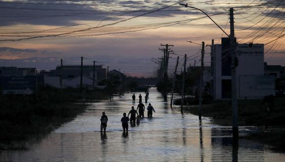 La gente camina por una calle inundada de Eldorado do Sul, Rio Grande do Sul. Unos 400 municipios se han visto afectados por la peor calamidad natural que jamás haya azotado el estado de Rio Grande do Sul. Foto: ANSELMO CUNHA / AFP