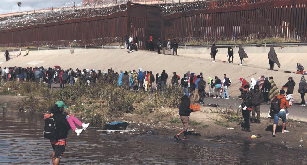Desde Ciudad Juárez, en el estado mexicano de Chihuahua, migrantes cruzan el río Grande para tratar de cruzar la frontera estadounidense hacia El Paso, Texas. (Foto: AP)