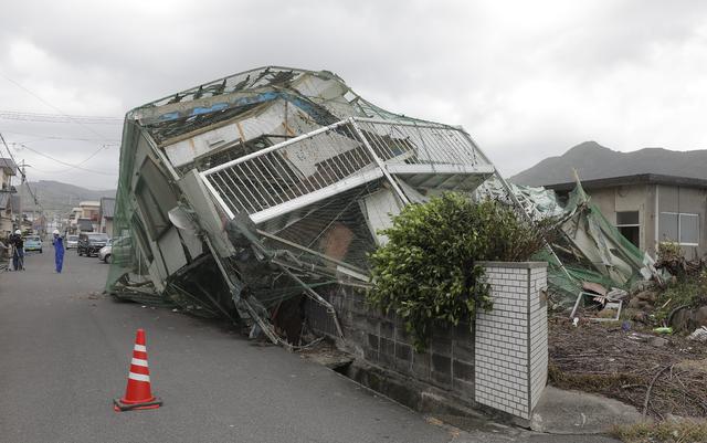 Una casa derrumbada a raíz del tifón Haishen en Makurazaki, prefectura de Kagoshima, Japón. (Foto: STR / JIJI PRESS / AFP).