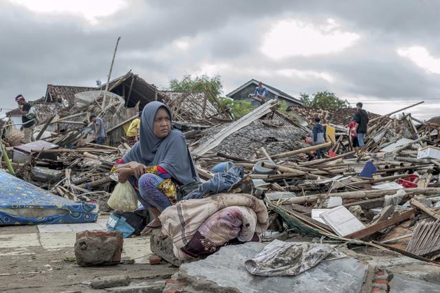 Los equipos de emergencia de Indonesia trabajaron hoy para encontrar sobrevivientes entre los escombros dejados por el tsunami provocado por la erupción del volcán Anak Krakatoa. (AP).