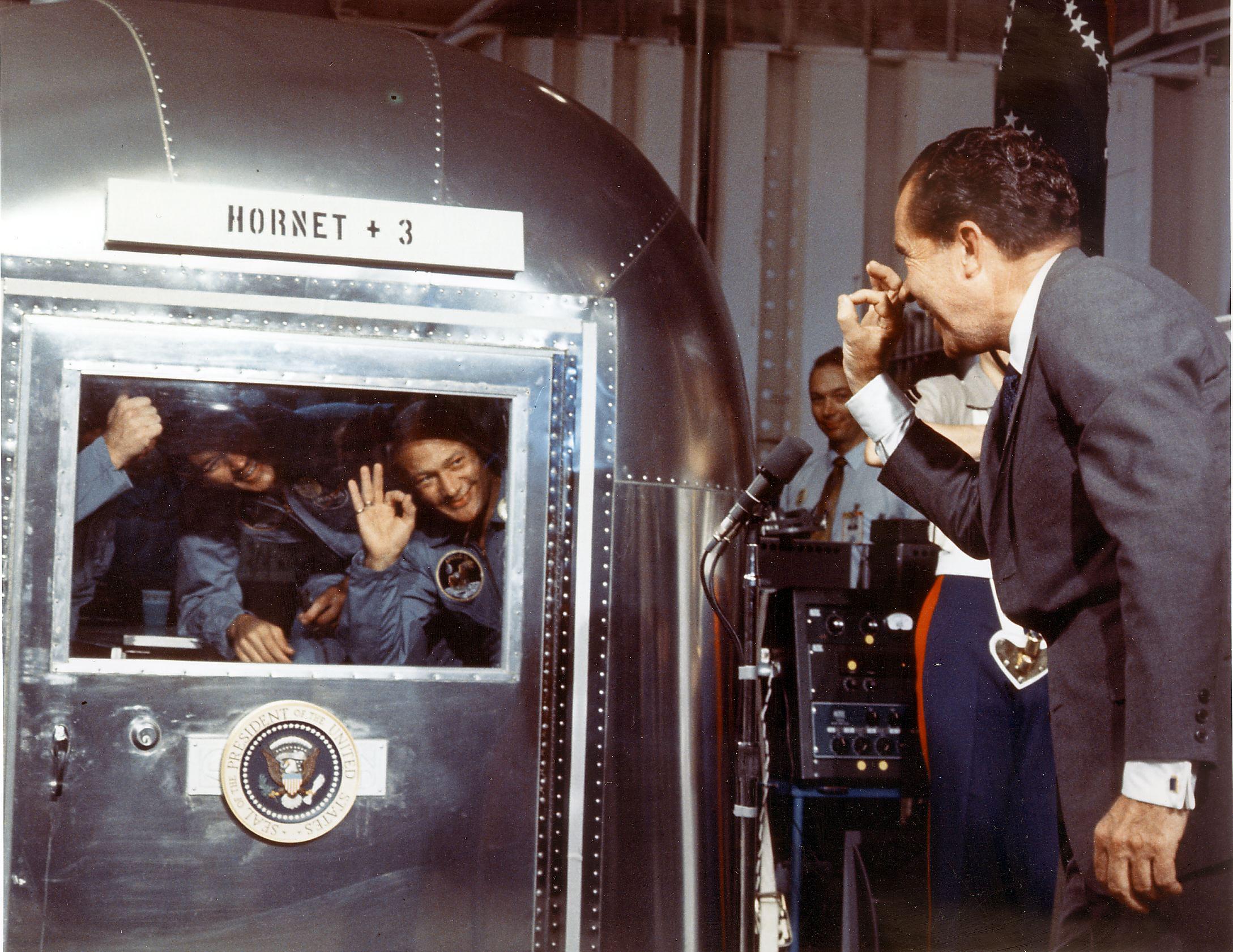 El presidente Richard Nixon habla con los astronautas Michael Collins, Edwin E. Aldrin y Neil A. Armstrong, quienes estaban en cuarentena al Centro Espacial de Houston tras llegar de la Luna. (Foto: AFP/NASA)
