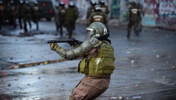 La policía de Chile ha sido rebasada por las diarias manifestaciones callejeras. (AFP / Johan ORDONEZ).