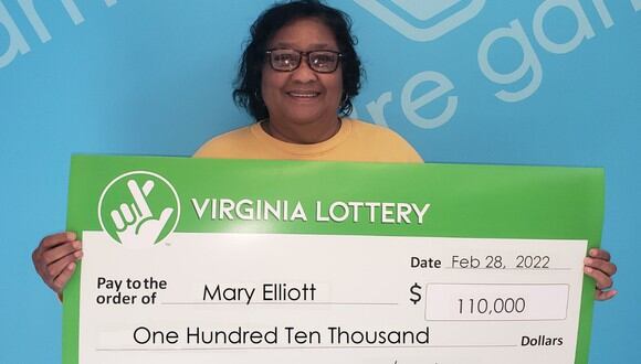Mary Elliot tuvo que buscar en la basura un boleto de lotería ganador valorizado en 110,000 dólares de la Virginia Lottery. | Crédito: Virginia Lottery