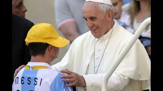 FOTOS: el Papa Francisco subió a su auto a un niño con síndrome de Down hincha de Messi