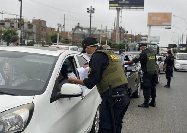 La Policía y las Fuerzas Armadas tienen la facultad de exigir el pase laboral y pase vehicular a las personas que se desplazan por las calles. (GEC)