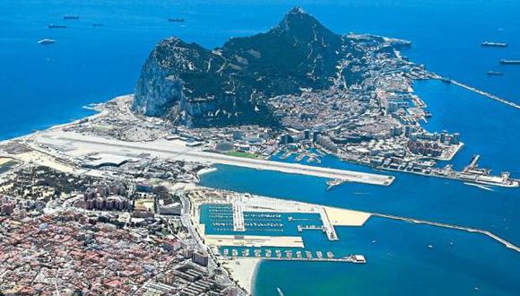 Por el puerto español de Algeciras, frente a Gibraltar (foto), entra coca colombiana a través de semisumergibles, vuelos chárter y buques con bananos de exportación. (Foto referencial: El Tiempo, GDA)