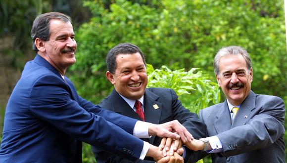 El presidente mexicano Vicente Fox (I), su homólogo venezolano Hugo Chávez (C) y el presidente colombiano Andrés Pastrana (D) se unen el 8 de abril de 2001 en Caracas durante la cumbre del Grupo de los Tres. (Foto de JUAN BARRETO / AFP)
