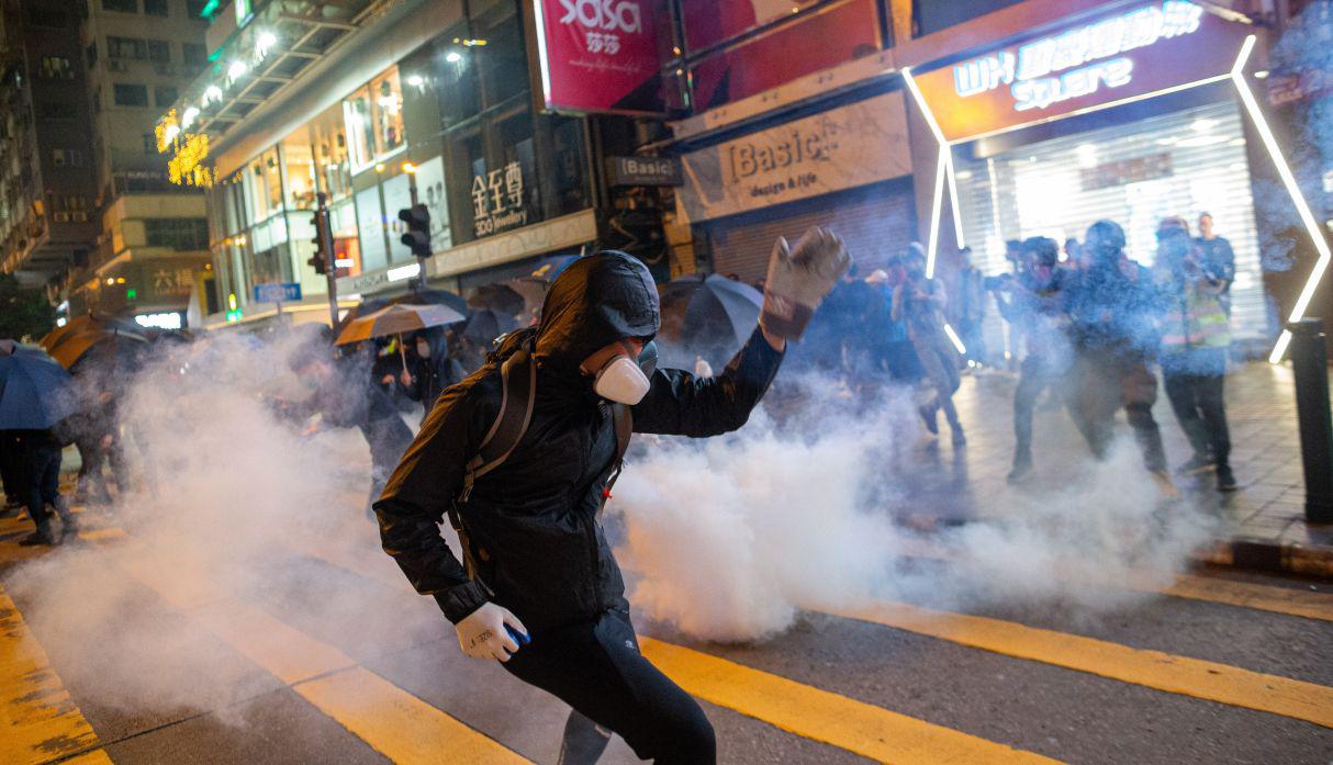 La policía usó gas lacrimógeno y gas pimienta en el barrio de Mong Kok. (Foto: EFE)