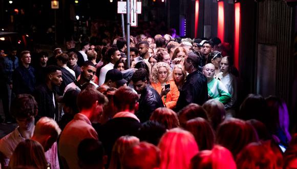 La gente se agolpa al club nocturno "Rumors" en la calle Noerregade en Copenhague, Dinamarca, durante la noche entre el 2 y el 3 de septiembre de 2021, cuando el país levantó las restricciones por coronavirus. (OLAFUR STEINAR GESTSSON / RITZAU SCANPIX / AFP).