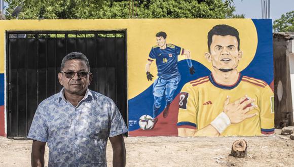 Luis Manuel Díaz frente una casa decorada con un mural de su hijo, en abril de 2022. (Foto: EL PAÍS | Vídeo: REUTERS)