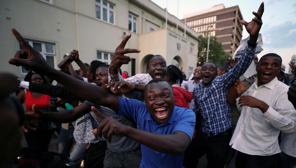 Robert Mugabe puso fin a 37 años al frente de Zimbabwe y las celebraciones en las calles no se hicieron esperar. (Foto: Reuters).