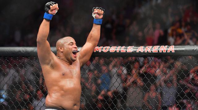 UFC 226: Brock Lesnar ingresó al octágono y retó a Daniel Cormier. (Foto: AFP)