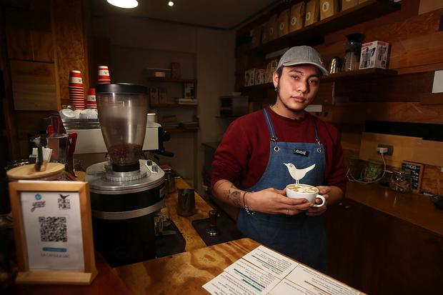 André Vega, senior barista at Puku Puku, explains that the basis for making good latte art is having a good espresso. 