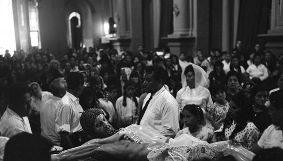 El 16 de abril de 1965, cientos de personas realizaron el recorrido por las iglesias del Centro de Lima durante Viernes Santo. (Foto: Archivo Histórico El Comercio)