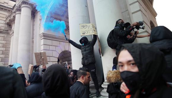 Manifestantes usan una bengala en Whitehall durante una protesta de Black Lives Matter en Londres, Reino Unido, tras la muerte de George Floyd, quien murió bajo custodia policial en Minneapolis, Estados Unidos. (REUTERS / Hannah McKay)