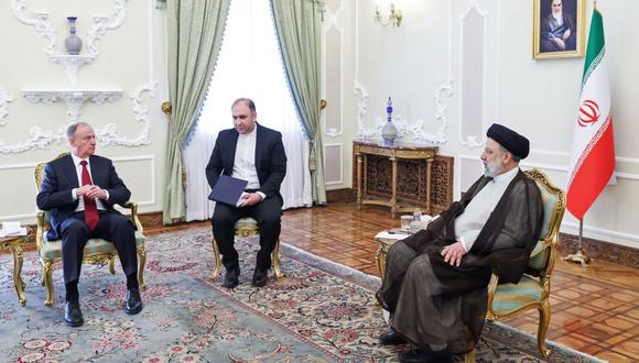 El presidente de Irán, Ebrahim Raisi (derecha), reunido con el secretario del Consejo de Seguridad de Rusia, Nikolai Patrushev, en Teherán el 9 de noviembre de 2022. (Foto de la PRESIDENCIA DE IRÁN / AFP)
