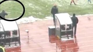 Técnico del CSKA Sofía simuló quedar noqueado por bola de nieve
