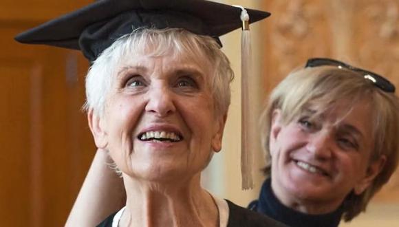 Gran ejemplo: mujer de 90 años se gradúa en la universidad 71 años después de haberse matriculado | Nunca es tarde para volver a empezar, por ello conoce la historia de Joyce DeFauw, una anciana de 90 años que se graduó de la universidad 71 años después de haberse matriculado. (ABC)