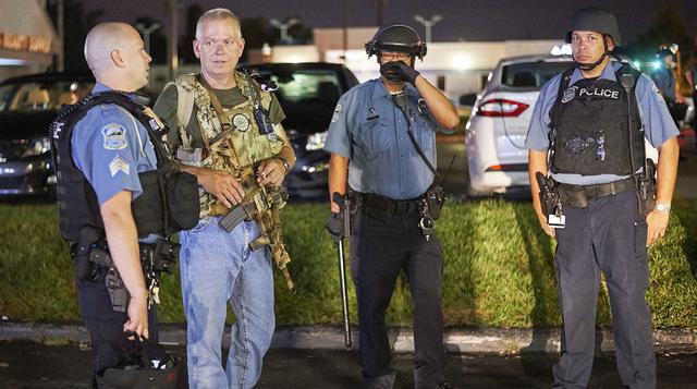 Los civiles blancos armados que patrullan Ferguson - 2