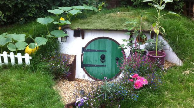 Esta pareja construyó la casa de un Hobbit en su jardín - 1