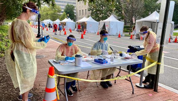 Los trabajadores de la salud realizan pruebas de COVID-19 en una calle de Washington, DC. (Foto: AFP / Daniel SLIM). 
).