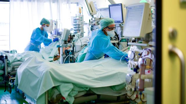En la imagen se muestra a dos médicos tratando a pacientes de coronavirus en un hospital de Alemania. (AFP / Ina FASSBENDER).