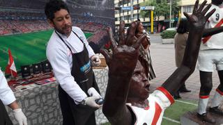 Exhiben esculturas en chocolate de Guerrero, Farfán y Cueva en parque Kennedy