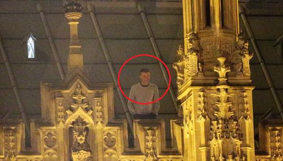 Hombre pasó la noche en techo del Parlamento británico [VIDEO]